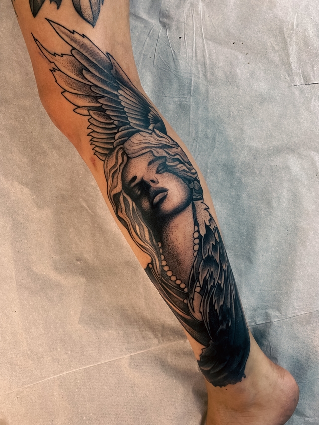 Tatuagem de anjo na perna