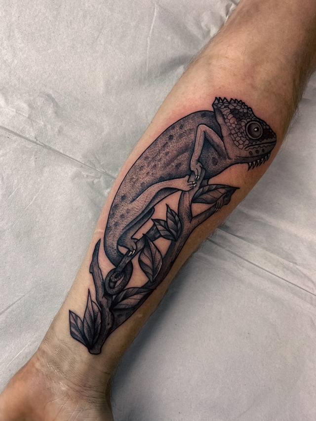 Tatuagem de lagarto no braço